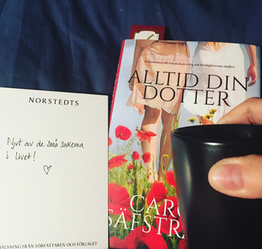 Boken Alltid din dotter och kaffe på sängen