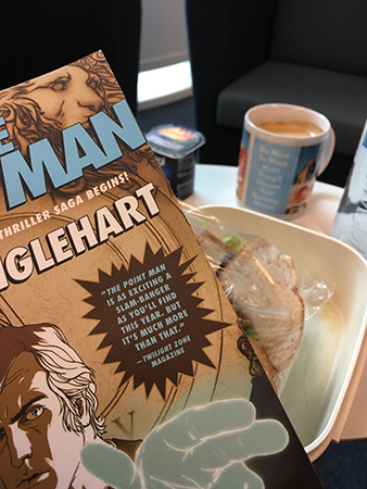 Lunch med bok mackor yoghurt och kaffe