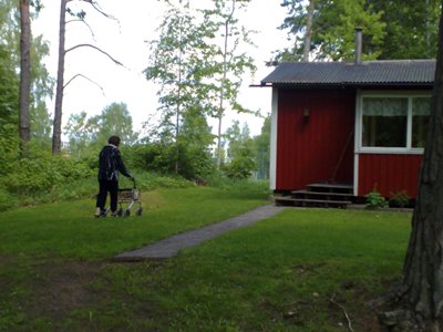 Mamma på väg upp till stugan den 30 maj 2010