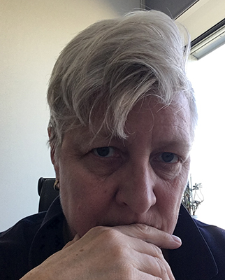 Sliten och långhårig selfie