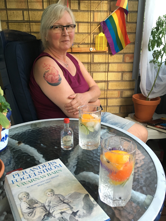 Anna på balkongen med GT