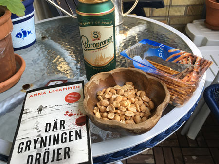 Boken Där gryningen dröjer öl och snacks Boken Där gryningen dröjer öl och snacks