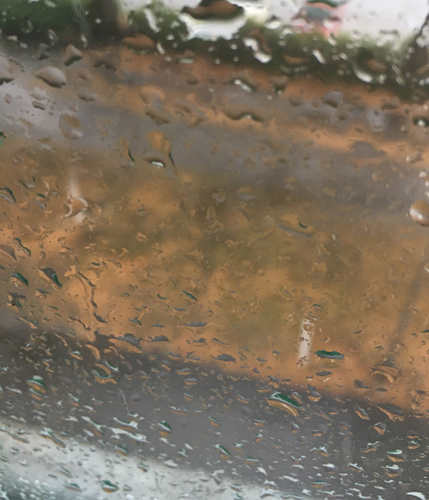 Regn på balkongglaset