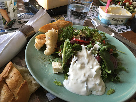 Sallad med bröd och tzatziki