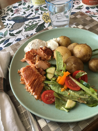 Varmrökt lax med potatis sås och grönsaker