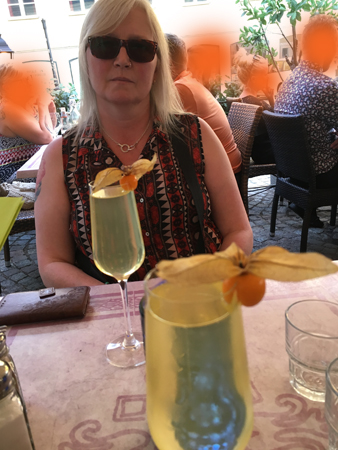Anna på Villa Romana med amalfidrink