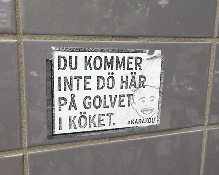 Skylt med texten Du kommer inte att dö här på golvet i köket Skylt med texten Du kommer inte att dö här på golvet i köket