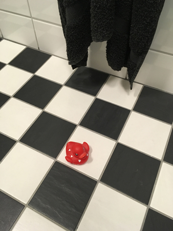 Anka röd på badrumsgolvet