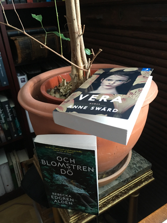 Böckerna Och blomstren dö och Vera