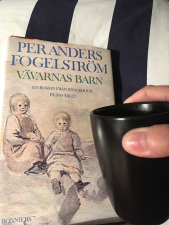 Boken Vävarnas barn och kaffe på sängen