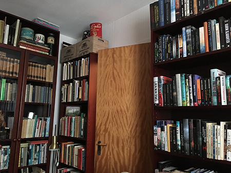 Dörr mellan bokhyllor i Bokrummet