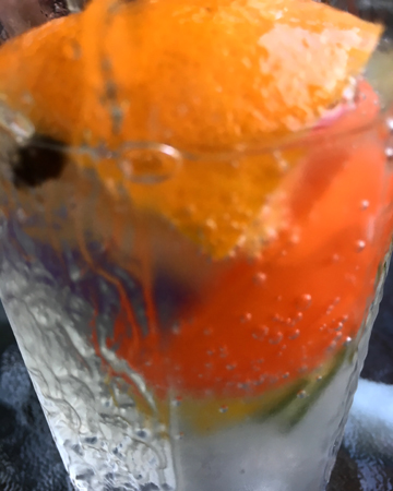 GT med apelsin gurka och svartpepparkorn