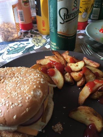 Kycklingburgare klyftor och staropramen