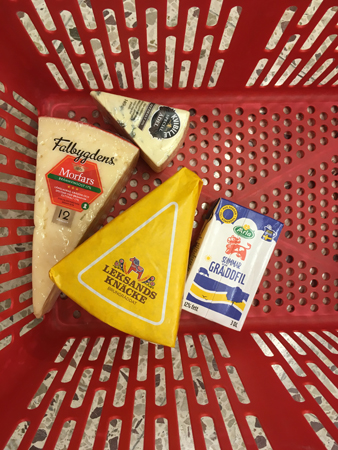 Morfars brännvinsost ädelost knäckebröd gräddfil