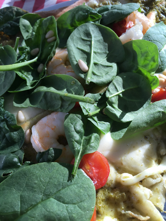 Pizza med scampi och spenat