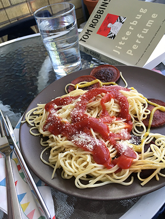 Spaghetti och kycklingkorv Jitterbug Perfume