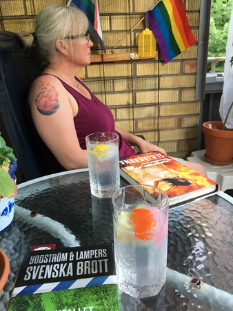 Anna gin och tonic på balkongen