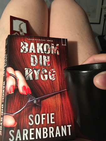 Boken Bakom din rygg och kaffe på sängen