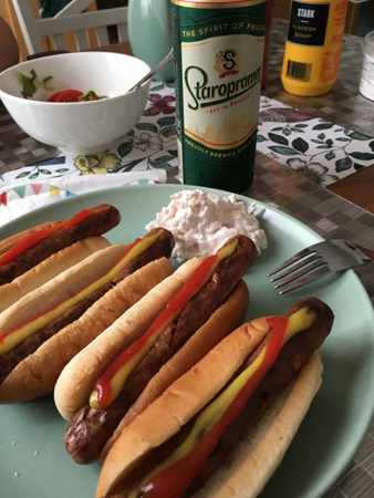 Fyra kycklingkorvar med bröd och räksallad Fyra kycklingkorvar med bröd och räksallad