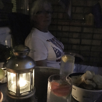 Anna på balkongen med lyktor chips och GT