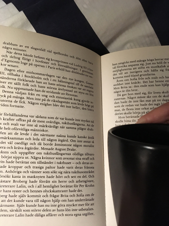 Bok och kaffe på sängen