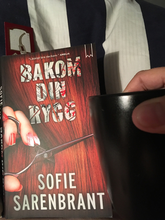 Boken Bakom din rygg och kaffe på sängen