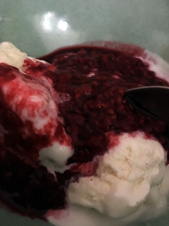 Glass och hallonsås