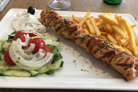 Kycklingsouvlaki strips grönsaker och tzatziki