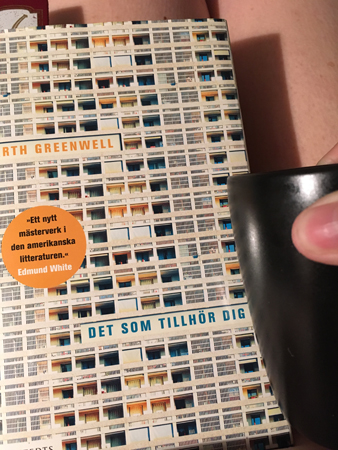 Boken Det som tillhör dig och kaffe på sängen