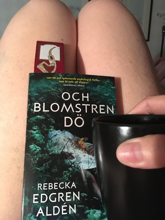 Boken Och blomstren dö och kaffe på sängen