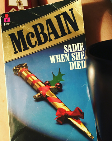 Boken Sadie when she died och kaffe på sängen Boken Sadie when she died och kaffe på sängen