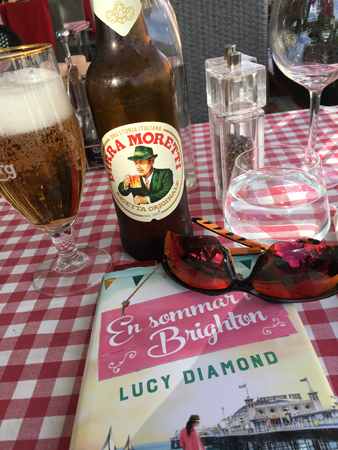 Morettiöl och boken En sommar i Brighton