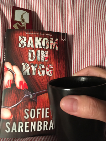 Boken bakom din rygg och kaffe på sängen