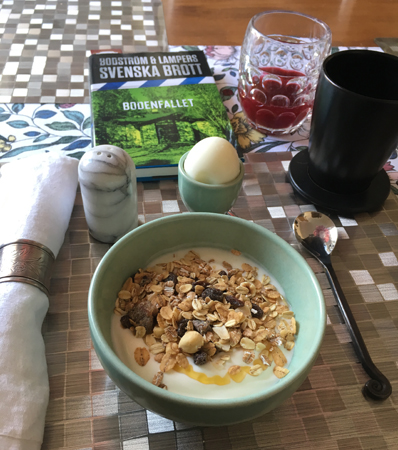 Köksfrukost med bok