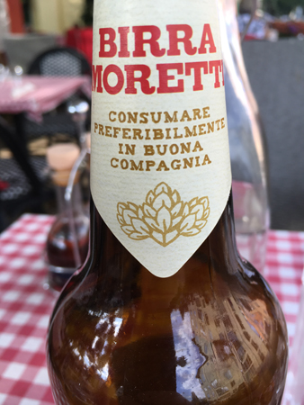 Birra Moretti med texten, fritt översatt: Konsumera helst i gott sällskap 