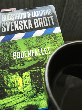 Boken Bodenfallet och kaffe på balkongen