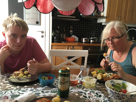 E och Anna äter lax