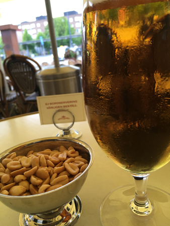 Nötter och öl i väntan på B