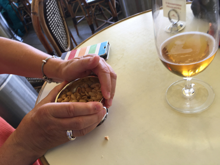 B håller i nötskålen