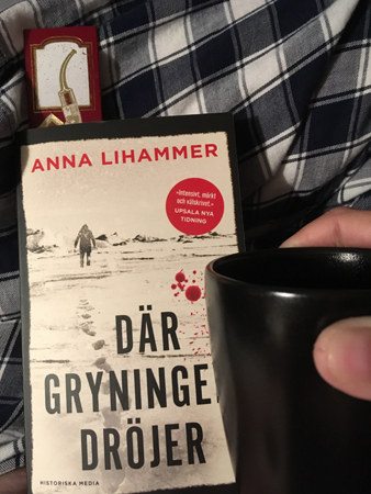 Boken Där gryningen dröjer och kaffe på sängen Boken Där gryningen dröjer och kaffe på sängen