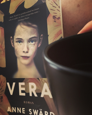 Boken Vera och kaffe på sängen