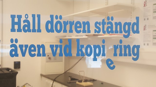 Glasdörr med texten: Håll dörren stängd även vid kopiering Glasdörr med texten: Håll dörren stängd även vid kopiering