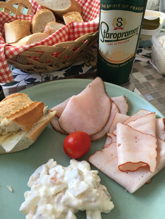 Kalkon mimosasallad bröd och Staropramen