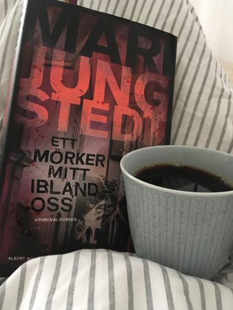 Boken Ett mörker mitt ibland oss och kaffe på sängen i Motala