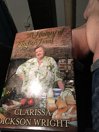 Clarissa Dickson Wrights bok A history of English food i mitt knä