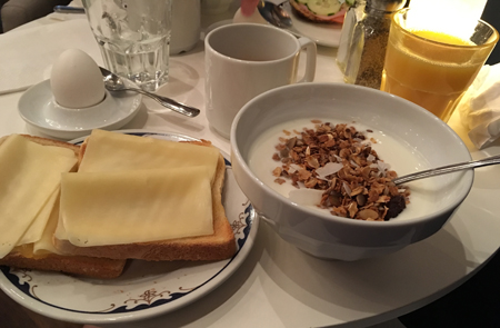 Hotellfrukost