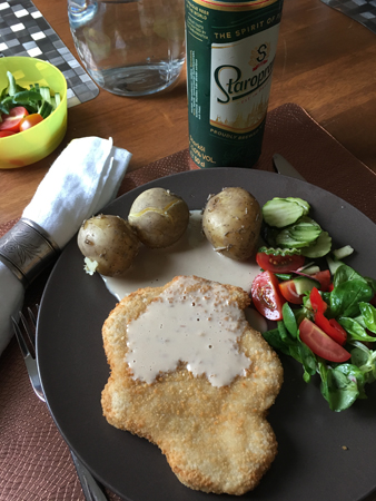 Kycklingschnitzel sås potatis grönsaker öl