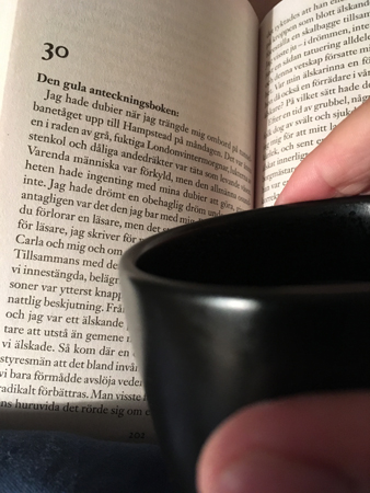 Läsning och kaffe på sängen
