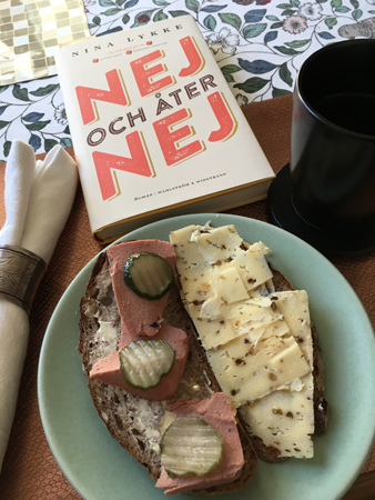 Smörgås kaffe och boken Nej och åter nej