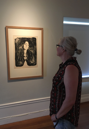 Anna tittar på Munch Waldemarsudde